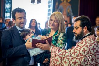 Φωτογράφιση βάπτισης - Γιάννης Βαρδαξόγλου - Φωτογραφία - Μπαλκόνι - Κόκκινο λιμανάκ